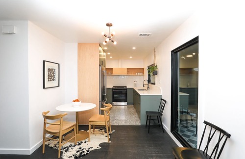 Dallas House | Modern bungalow-10 min walk from Dallas Arboretum