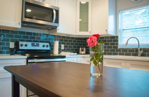 Charlotte House | Modern Bunglow 2mins to Airport, Uptown Charlotte, Panther Stadium, Spectrum, etc