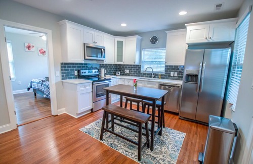 Charlotte House | Modern Bunglow 2mins to Airport, Uptown Charlotte, Panther Stadium, Spectrum, etc