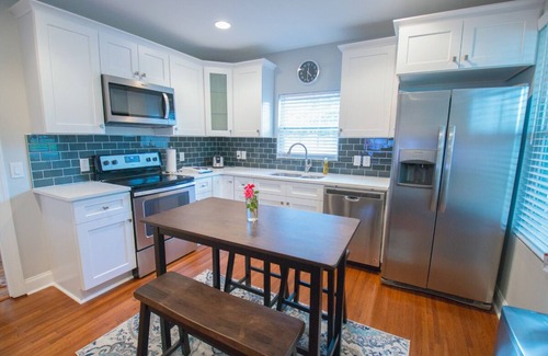 Charlotte House | Modern Bunglow 2mins to Airport, Uptown Charlotte, Panther Stadium, Spectrum, etc