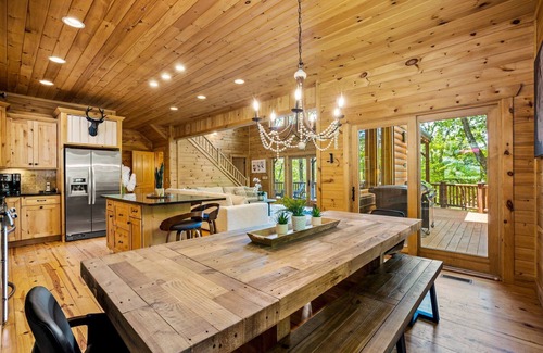 Seven Devils Cabin | MODERN CABIN-NEW-GRANDFATHER MT VIEW-KING BEDS-HOT TUB-GAME LOFT-BBQ-FAST WIFI
