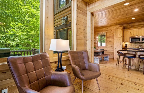 Seven Devils Cabin | MODERN CABIN-NEW-GRANDFATHER MT VIEW-KING BEDS-HOT TUB-GAME LOFT-BBQ-FAST WIFI
