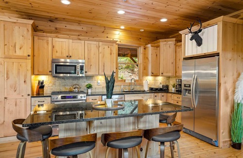 Seven Devils Cabin | MODERN CABIN-NEW-GRANDFATHER MT VIEW-KING BEDS-HOT TUB-GAME LOFT-BBQ-FAST WIFI