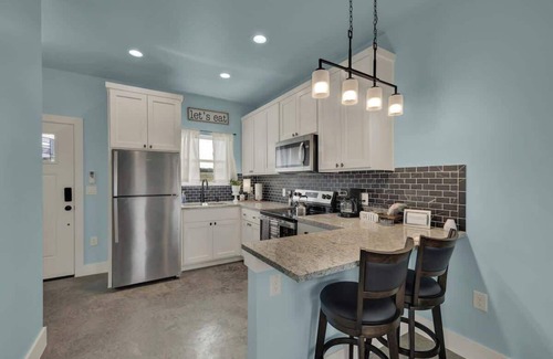 Fredericksburg House | Modern Casita w/Hot-Tub, Six Minutes from Main St!