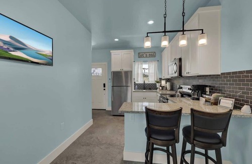 Fredericksburg House | Modern Casita w/Hot-Tub, Six Minutes from Main St!