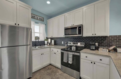 Fredericksburg House | Modern Casita w/Hot-Tub, Six Minutes from Main St!