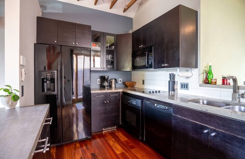 East Central House | Modern, Central, Hot Tub!