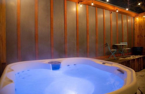 East Central House | Modern, Central, Hot Tub!