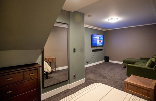 East Central House | Modern, Central, Hot Tub!