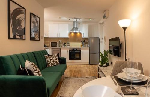 Mill Road Apartment | Modern & Central - KING Bed, Super FAST Wi-Fi