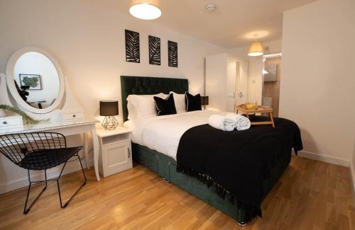Mill Road Apartment | Modern & Central - KING Bed, Super FAST Wi-Fi