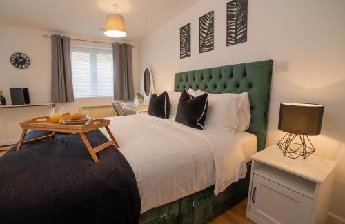 Mill Road Apartment | Modern & Central - KING Bed, Super FAST Wi-Fi