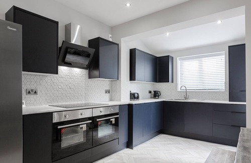 Liverpool House | Modern Central Liverpool Home - Sleeps 12 with Free Parking