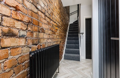 Liverpool House | Modern Central Liverpool Home - Sleeps 12 with Free Parking