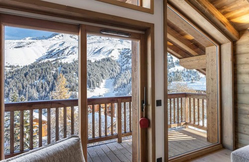 Meribel-Mottaret Ski Chalet | Modern Chalet Near Mottaret Slopes – Sleeps 10, Panoramic View, Ski Locker & Parking