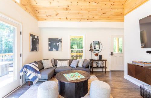Kerhonkson Ski Chalet | Modern Chalet w/Firepit, BBQ, Fast Wi-Fi, Dogs OK