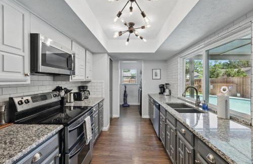 Northeast Carrollton House | Modern & Chic 4BD,2BA - Pool, Hot Tub, BBQ Grill