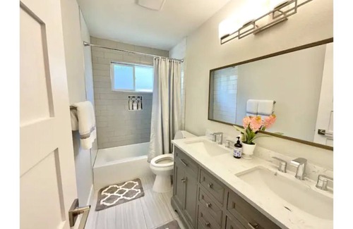 North Austin Civic Association House | Modern Chic Cozy ★ Beautiful Newly Renovated Home 5 min from The Domain