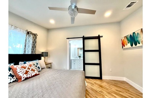 North Austin Civic Association House | Modern Chic Cozy ★ Beautiful Newly Renovated Home 5 min from The Domain