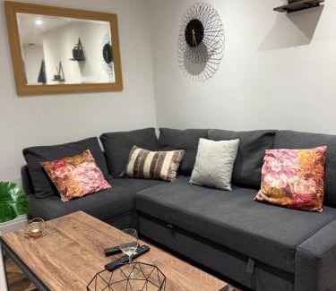 Hatfield Apartment | Modern City Flat, Walk to Hatfield House, Trains and University