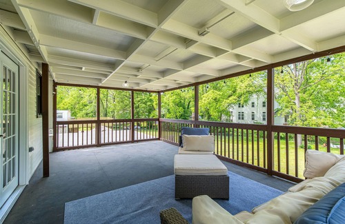 Inglewood House | Modern Classic Tudor- Minutes from Downtown, Broadway, Grand Ole Opry and more!