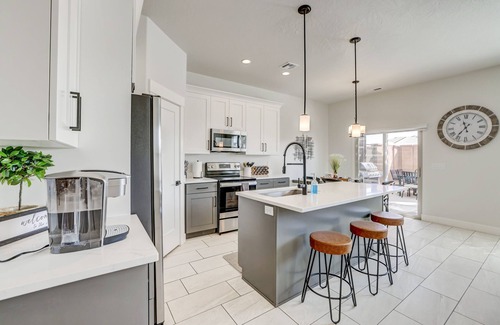 Washington House | Modern/Clean Work/Relax - Private hot tub and fire pit