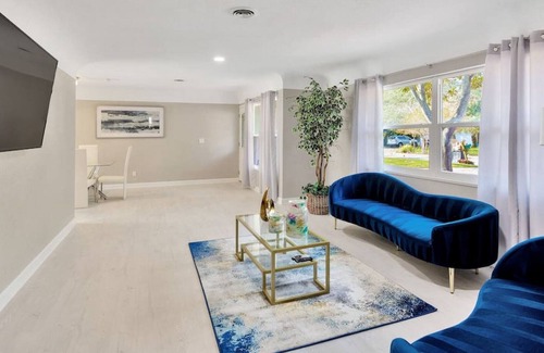 Clearwater House | Modern Clearwater 3 bedroom pool & BBQ