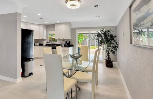 Clearwater House | Modern Clearwater 3 bedroom pool & BBQ