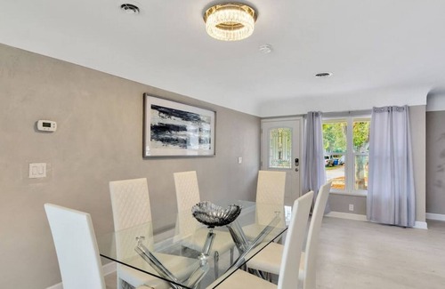 Clearwater House | Modern Clearwater 3 bedroom pool & BBQ