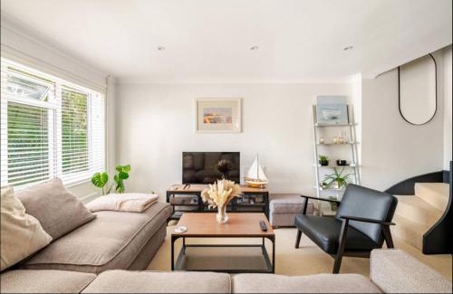 New Forest District Apartment | Modern Coastal Cottage with Hottub and Free parking