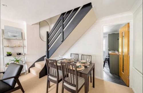 New Forest District Apartment | Modern Coastal Cottage with Hottub and Free parking
