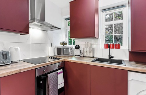 Garden Suburb Apartment | Modern Comfort: Stylish 2BR Haven for 5