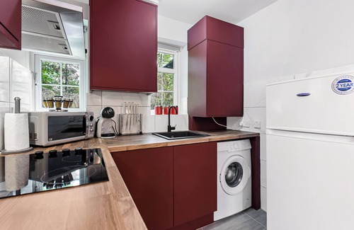 Garden Suburb Apartment | Modern Comfort: Stylish 2BR Haven for 5