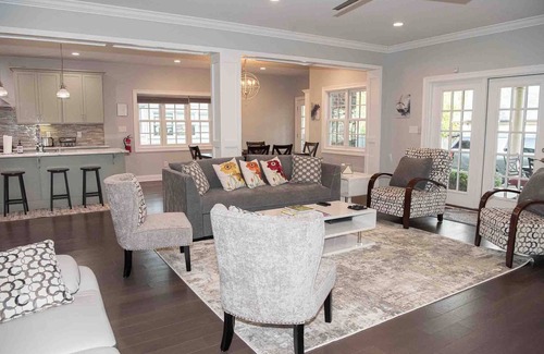 Montclair House | Modern comfort within walking distance from UKY, Kroger Field, & Chevy Chase.