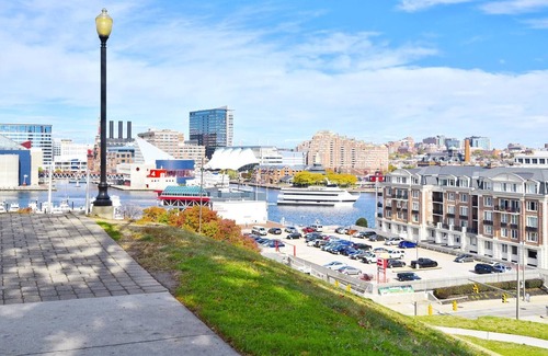 Riverside House | Modern & Comfy ~ Federal Hill ~ Queen Bed ~ Patio / Deck near M&T / Camden