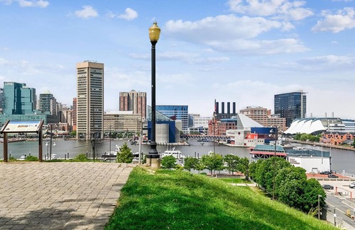 Riverside House | Modern & Comfy ~ Federal Hill ~ Queen Bed ~ Patio / Deck near M&T / Camden