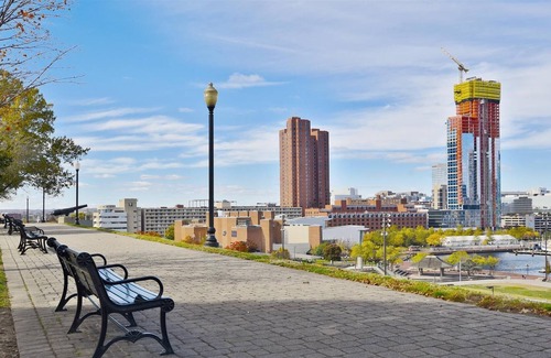 Riverside House | Modern & Comfy ~ Federal Hill ~ Queen Bed ~ Patio / Deck near M&T / Camden