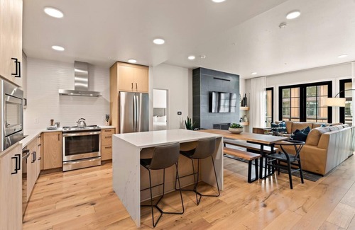 Tamarack Resort Condo | Modern Condo|Gas Fireplace|Balcony with Plaza View