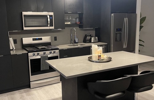 Windwood Apartment | Modern condo in the city. ten minutes away from Lenox mall and perimeter mall
