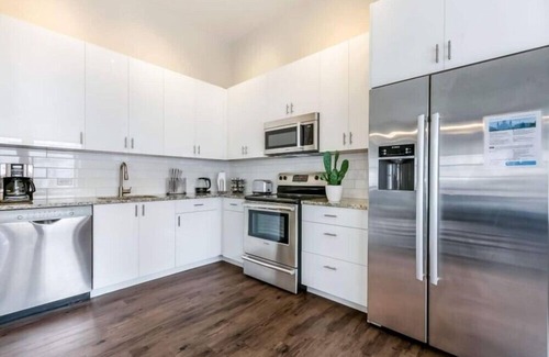 Central Business District Hotel | Modern Condo near Bourbon Street Jazz Clubs