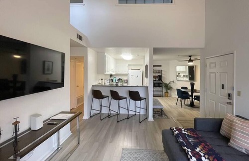 Arden-Arcade Apartment | Modern Condo+ Pool +Gym+ Parking