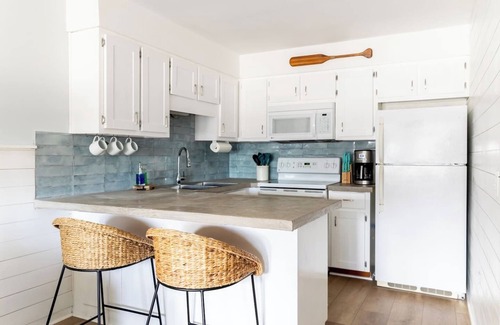 El Centro Beach Condo | Modern Condo I Short Walk To Beach I Pool