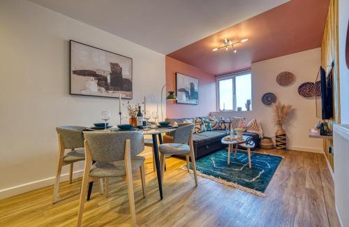 Portsmouth City Centre Apartment | Modern CONTRACTOR DEALS 2 Bed Apartment Portsmouth Sleeps 4-6 Fast WiFi Parking
