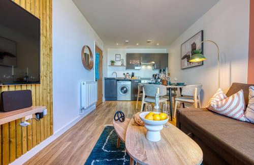 Portsmouth City Centre Apartment | Modern CONTRACTOR DEALS 2 Bed Apartment Portsmouth Sleeps 4-6 Fast WiFi Parking