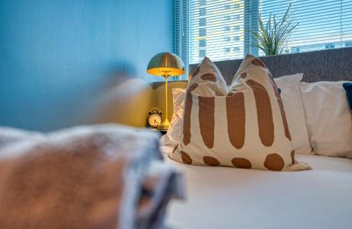 Portsmouth City Centre Apartment | Modern CONTRACTOR DEALS 2 Bed Apartment Portsmouth Sleeps 4-6 Fast WiFi Parking