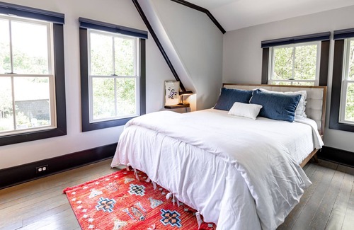 Mattituck House | Modern country cottage - 5 min to beach, farm stands, and vineyards