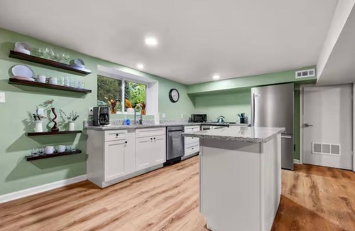 Tucker Apartment | Modern & Cozy Basement Apartment Minutes to Duluth