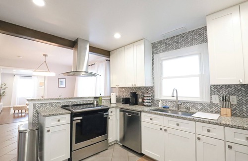 Charlotte House | Modern & Cozy Home - Minutes from NoDa & Uptown