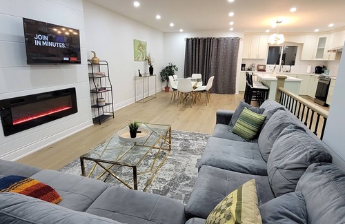 Mississauga House | Modern Cozy Newly Renovated Home fully equipped ideal for long stays