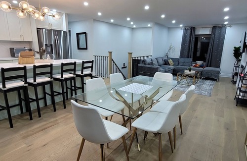 Mississauga House | Modern Cozy Newly Renovated Home fully equipped ideal for long stays